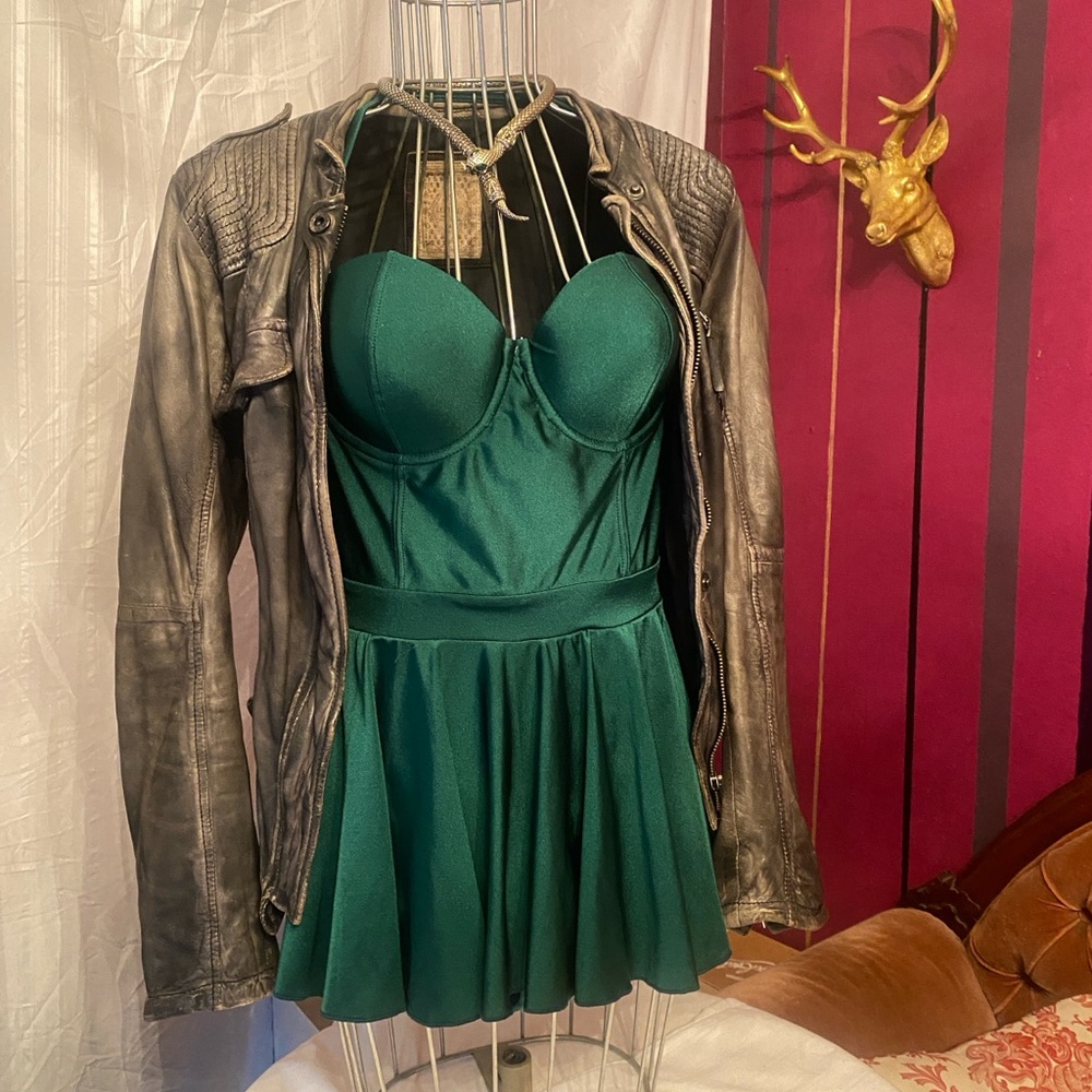 Bettie Page Emerald Green Vintage-Style One-Piece Swimdress - Picture 5 of 7